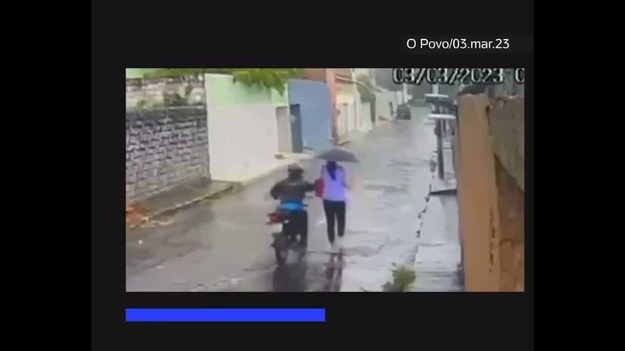 Mulher usa guarda-chuva para bater em assaltante durante tentativa de roubo;