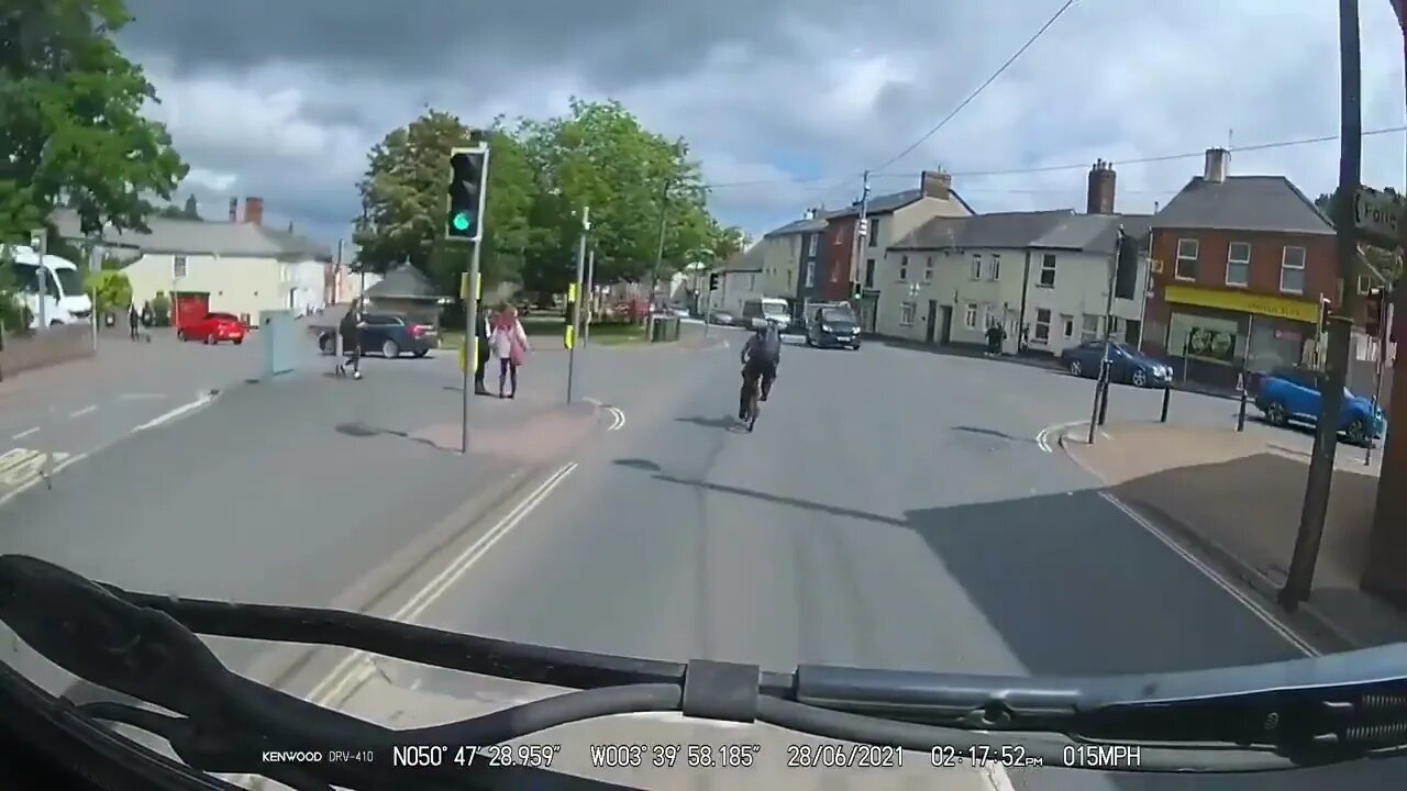 Fella Loses Control Of Bycycle And Takes A Tumble