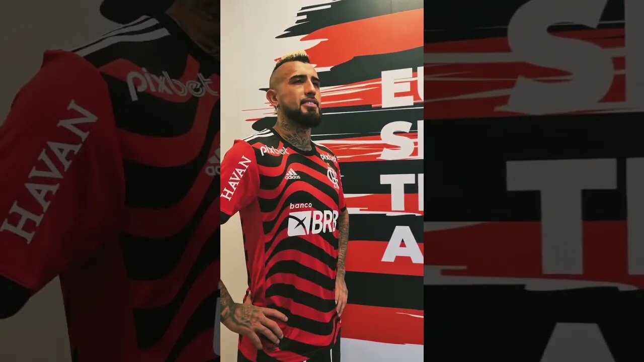 Vidal recebendo a nova camisa do Flamengo