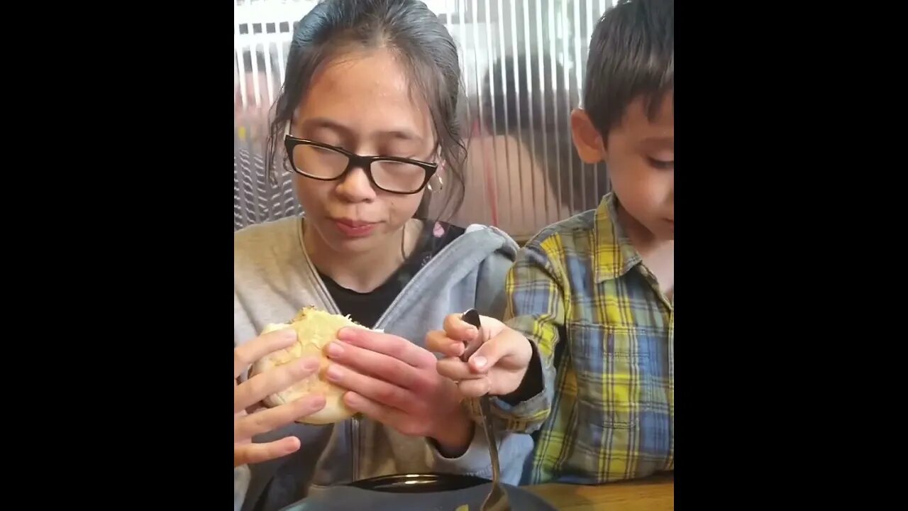 Kids eating in Nandos- my baby girls and my little boy #funny