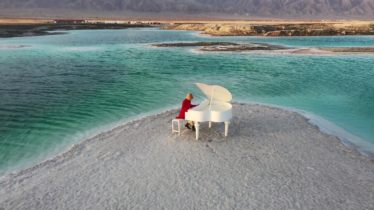 Dachaidan’s Jade Lake: A Stunning Salt Lake in the Qaidam Basin