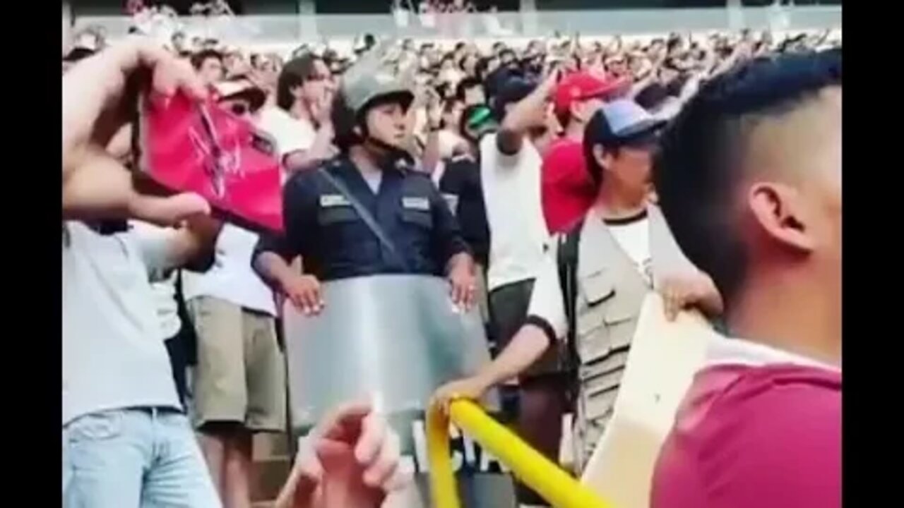 QUANDO O POLICIAL TAMBEM E TORCEDOR [ MEMES ] RINDO !!!