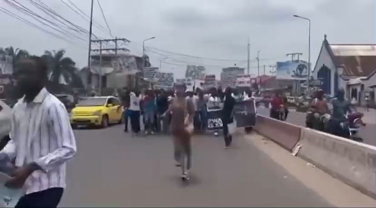 Visite du pervers Macron en Afrique !!