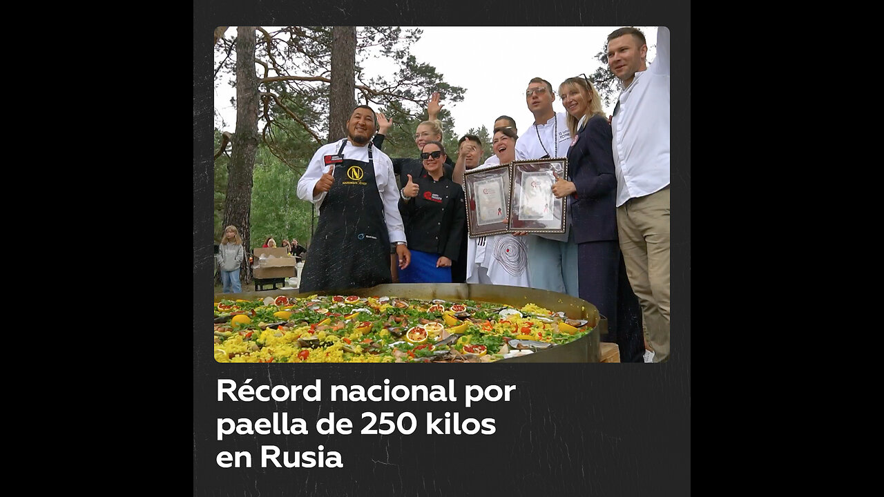 Chefs establecen récord al cocinar una paella de 250 kilos en Rusia