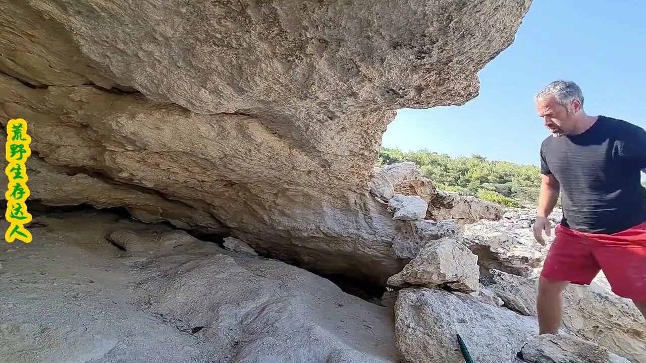 Camping on an island, using rocks to build a solid stone house between the rocks. 03