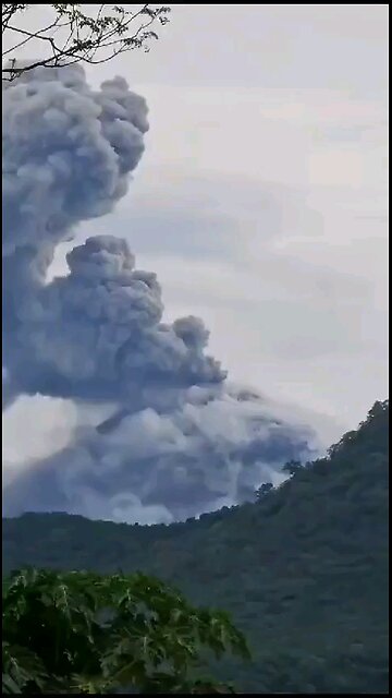 1/17/2024 Huge Volcanic Eruption Lewotobi Indonesia