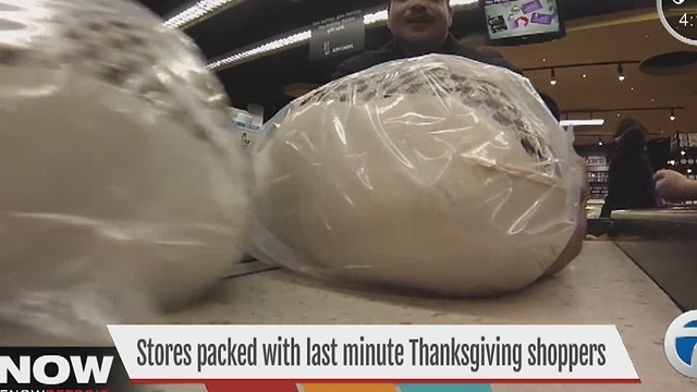 Shoppers scramble for last-minute Thanksgiving groceries