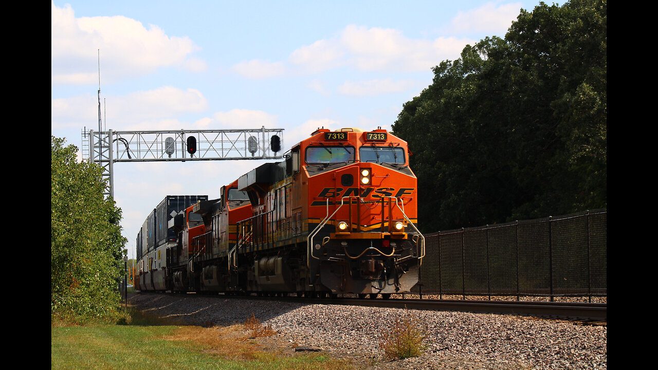 Amazon & J.B. Hunt Containers and BNSF Grain Train - Staples Sub