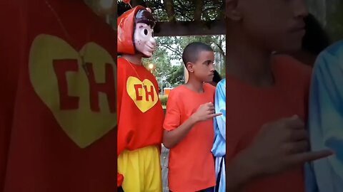 FELICIDADE DAS CRIANÇAS COM CHAPOLIN COLORADO, BEN10 E FOFÃO DANÇANDO NA CARRETA DA ALEGRIA