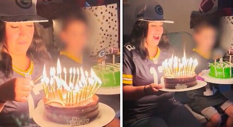 Cabello de mujer se incendia al intentar apagar las velas de un pastel junto a su hijo