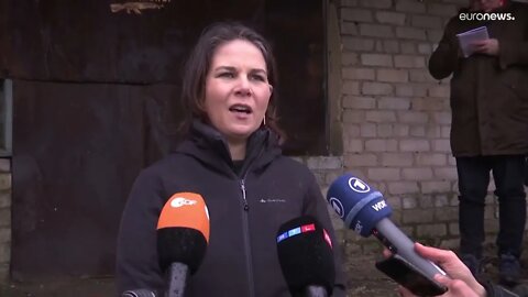 Η Γερμανίδα ΥΠΕΞ, Annalena Baerbock, επισκέπτεται την πρώτη γραμμή της Ουκρανίας