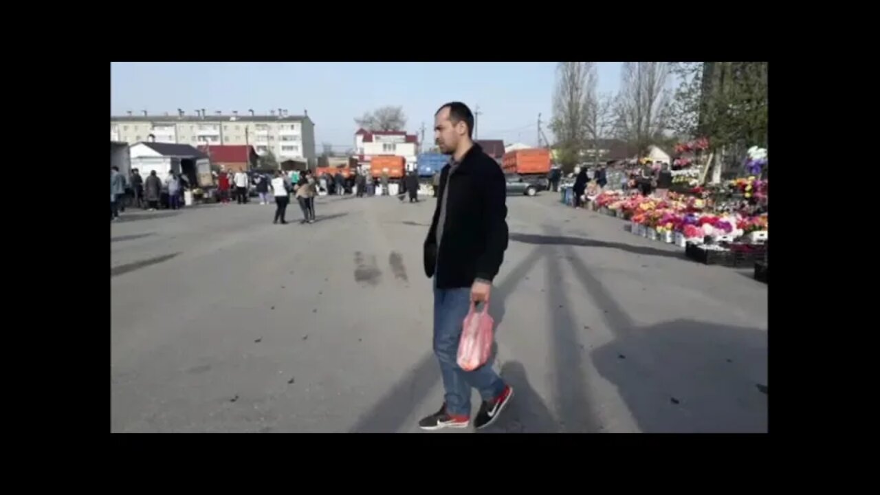 Выехала на ярмарку со своей рассадой!