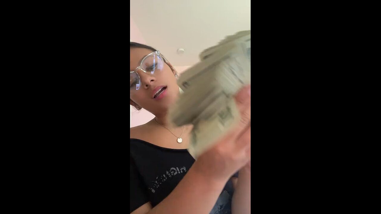 Holly Hennessy Flexing Simp Money!🤑 💸