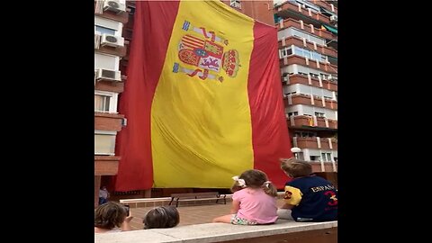 Celebran el «Día de las Fuerzas Armadas» 2020 izando una gigante bandera de España en sus edificios