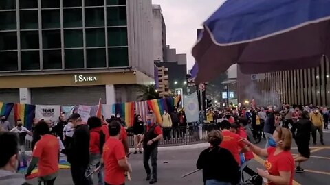 Manifestantes expulsam infiltrados do PSDB em ato em S. Paulo