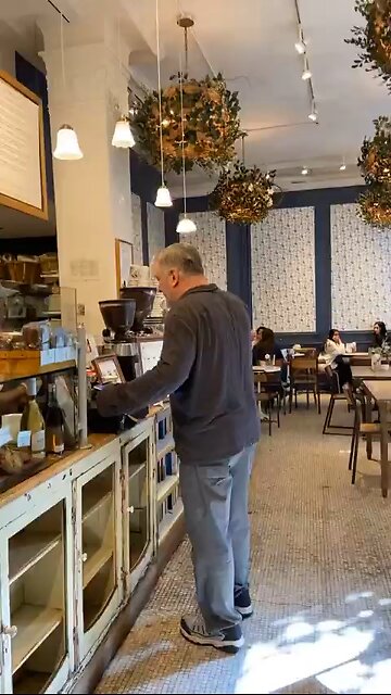 BREAKING: Alec Baldwin confronted in a coffee shop: “Why did you kill that lady… no jail time?”