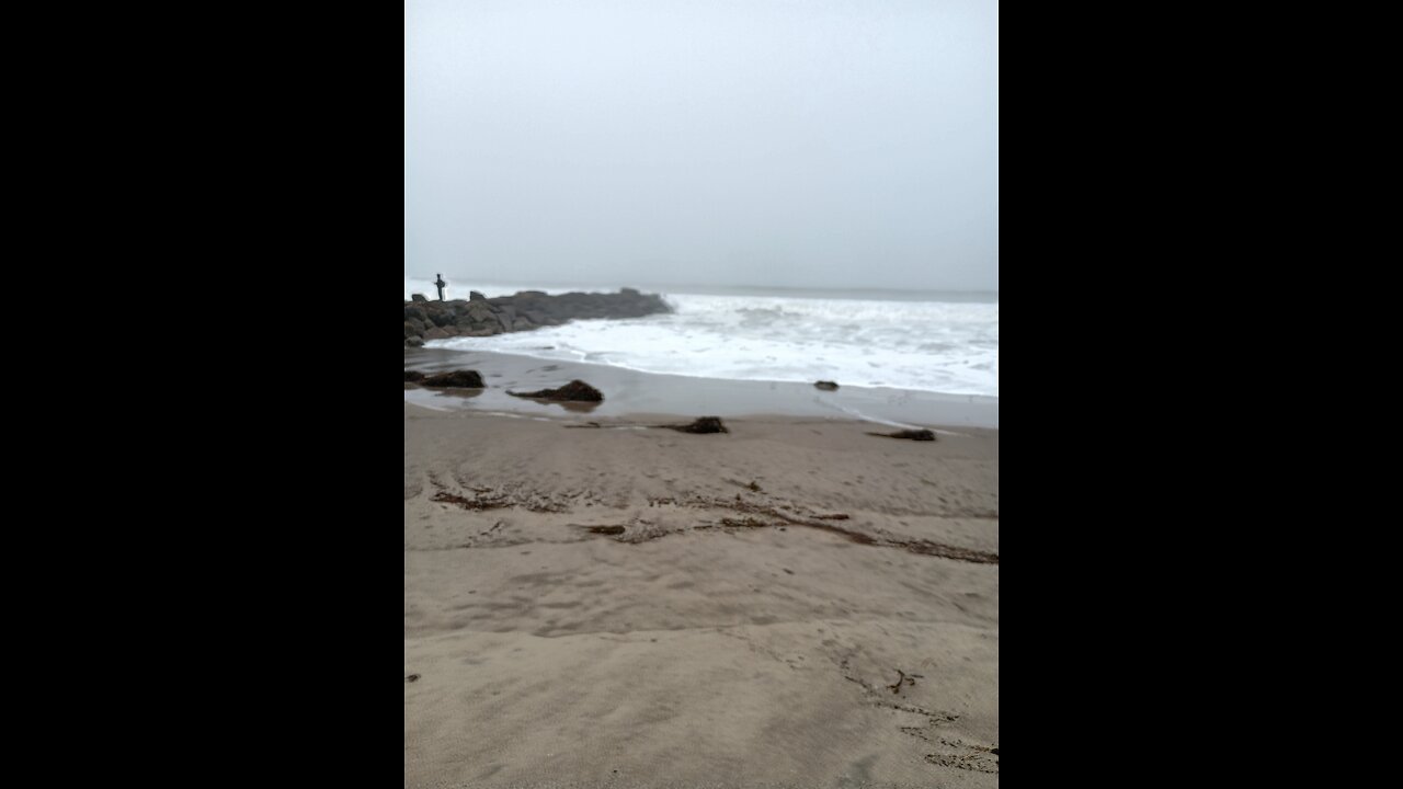 Live Ventura Beach, Caalifornia Huge Waves , a relaxing peaceful scene