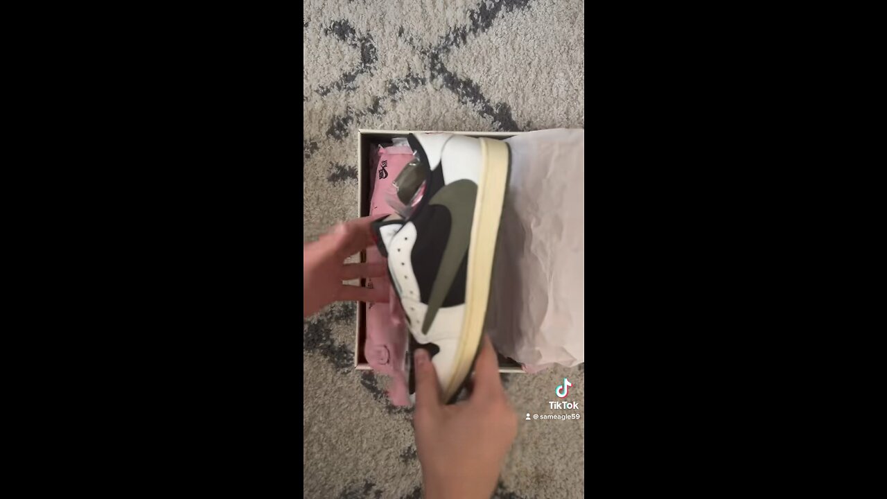 Unboxing Jordan 1 low X Travis Scott ‘olive’