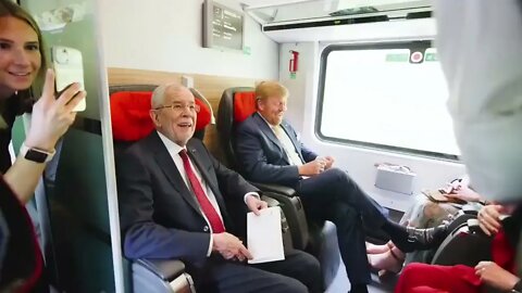 Politicians before and after boarding a train