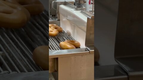 Glazing donuts￼