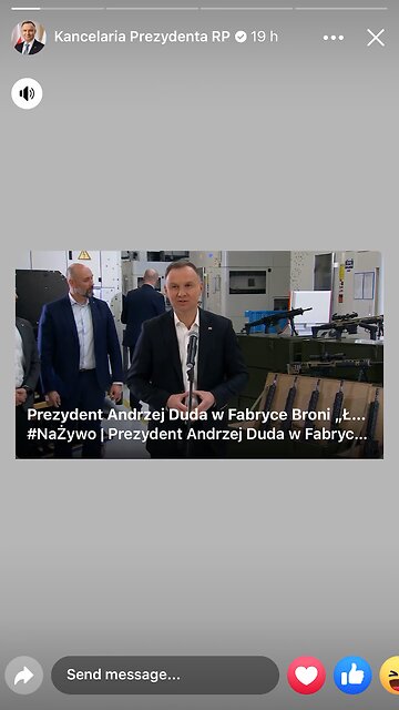 Poland President Duda shows guns for soldiers 17/03/2023