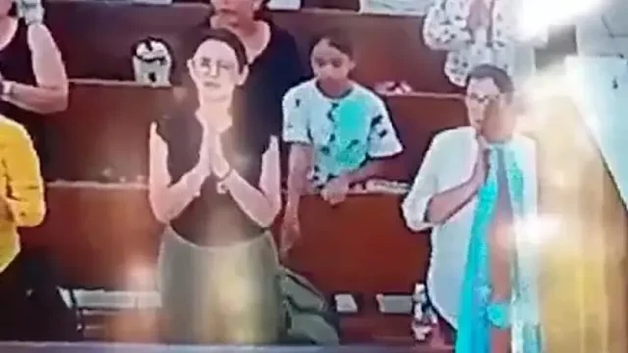 Câmera flagra mãe e filha furtando objeto da bolsa de uma fiel em plena missa, desmelhorando brail !