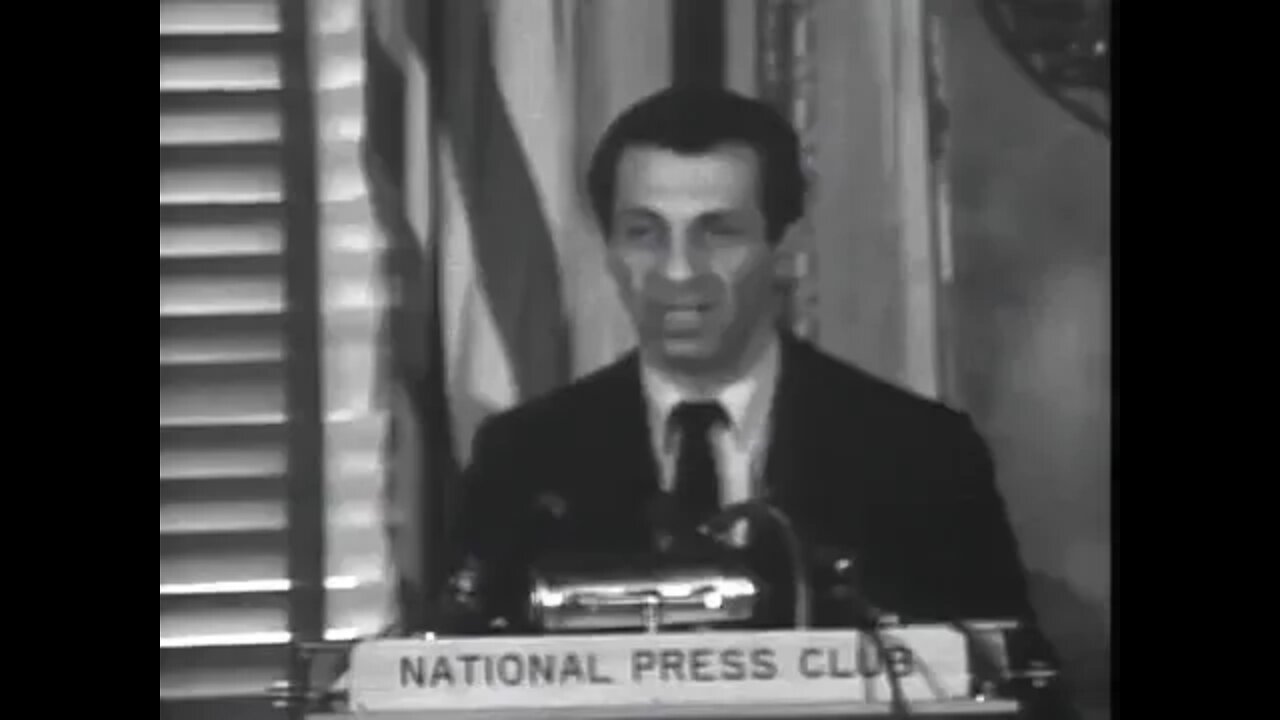 Mort Sahl addresses the Washington Press