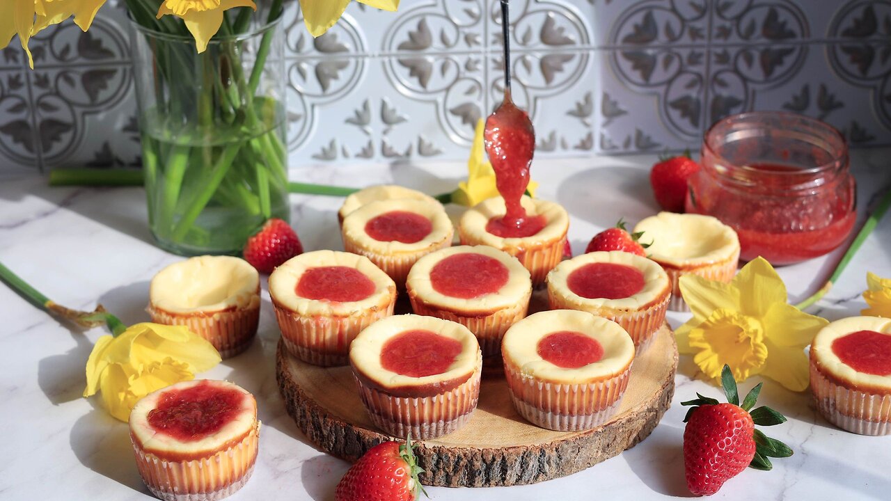 Mini Cheesecakes with White Chocolate and Homemade Strawberry Syrup