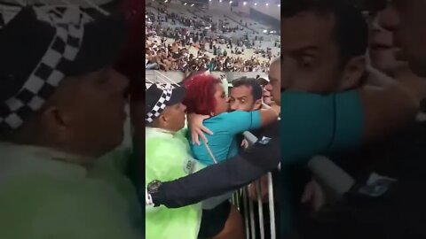 Torcedora agarrando o Nenê