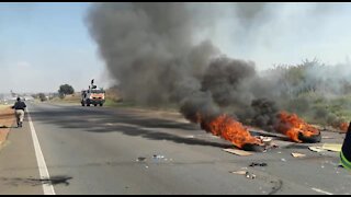 Eldorado Park residents block off N12 in Johannesburg with burning tyres in apparent housing protest. (ypk)