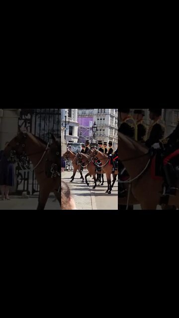 Kings troop dismount #horseguardsparade