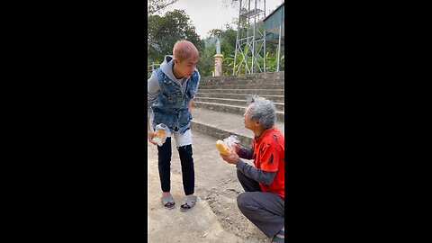 Be kind to the poor homeless people #viralvideo #motivation #youtubeshorts