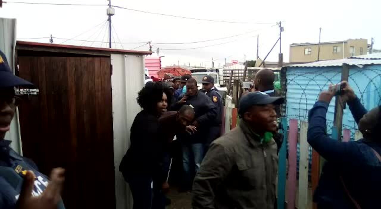 UPDATE 1 - Voters disgruntled as voting progresses slowly at Cape Town polling station (Jry)