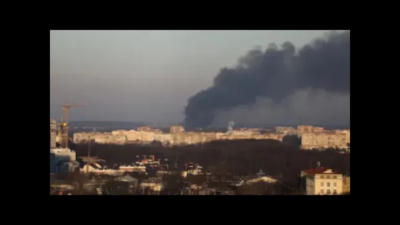 Equipe da CNN ouve explosões e sirenes de ataque aéreo; há fumaça perto de Lviv