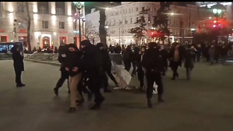 Police Arresting Anti War Protestors In Moscow