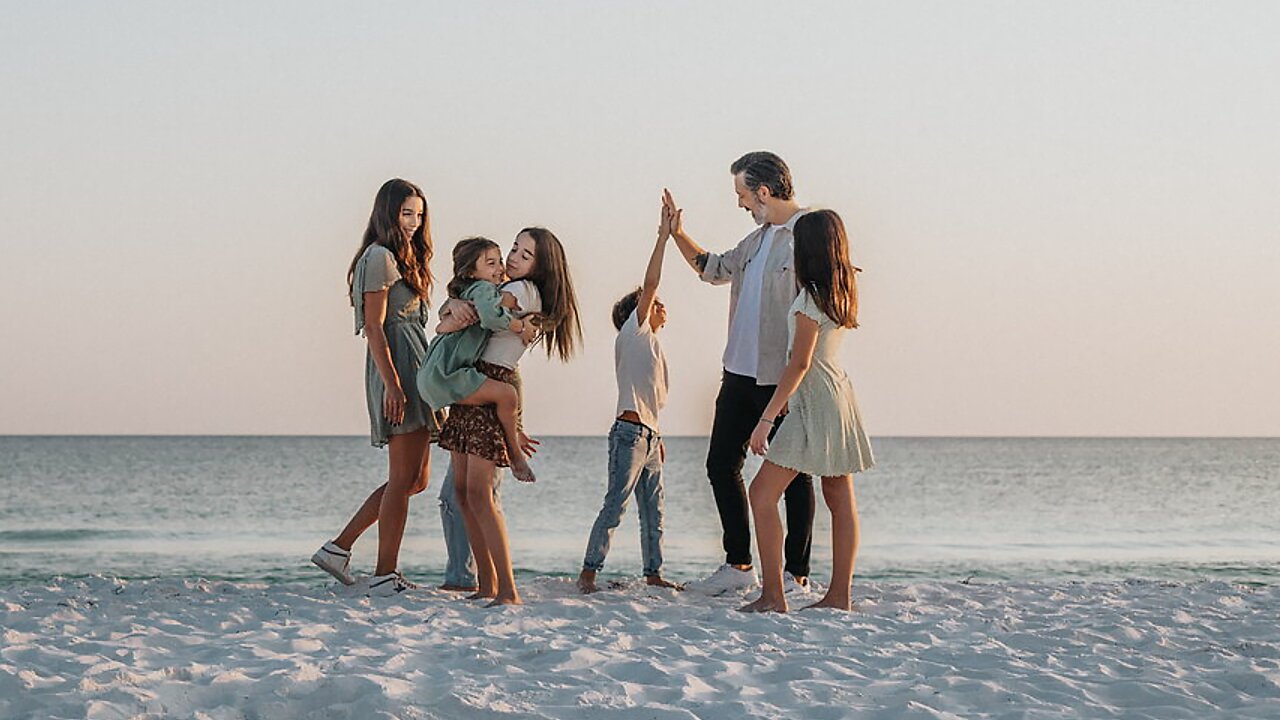 Dad Surprises Kids After Coming Home Early From Trip