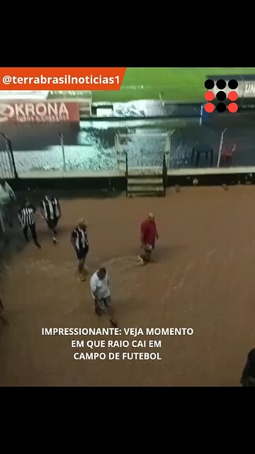 IMPRESSIONANTE: Veja momento em que raio cai em campo de futebol