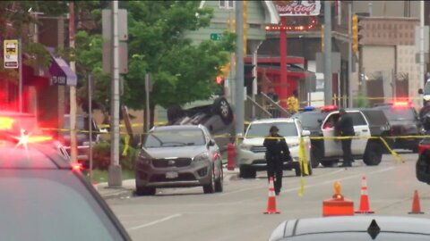 7 people, including 2 officers, injured after police chase ends in 2 crashes