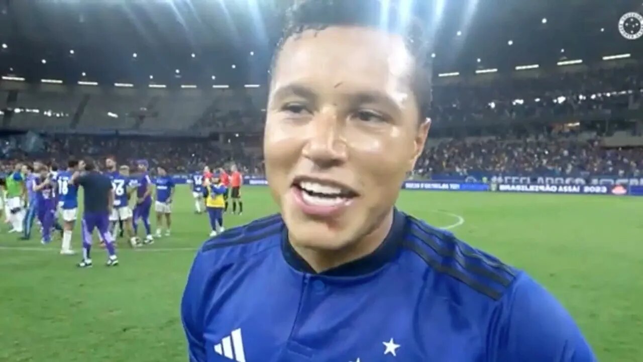 Jogador do Cruzeiro comemorou o gol fazendo um gesto como se estivesse tocando uma cadeira de rodas