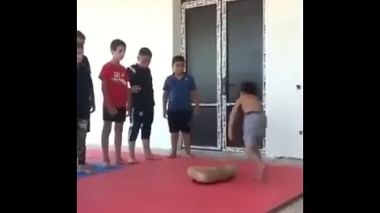 Menino Bravo tocando o terror Bad Boy #shorts
