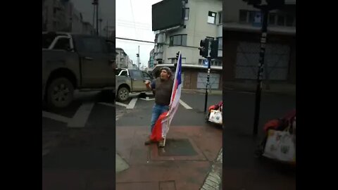 Chileno empelotado hace patria desde una esquina cualquiera!!!