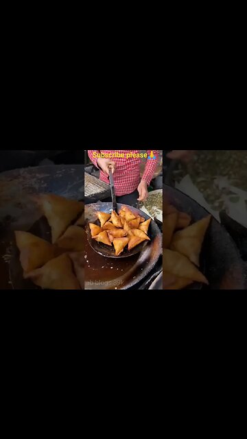 samosa देखो 😱#streetfood #viral #foodshorts #blogs #funny #youtubeshorts #shorts #samosa