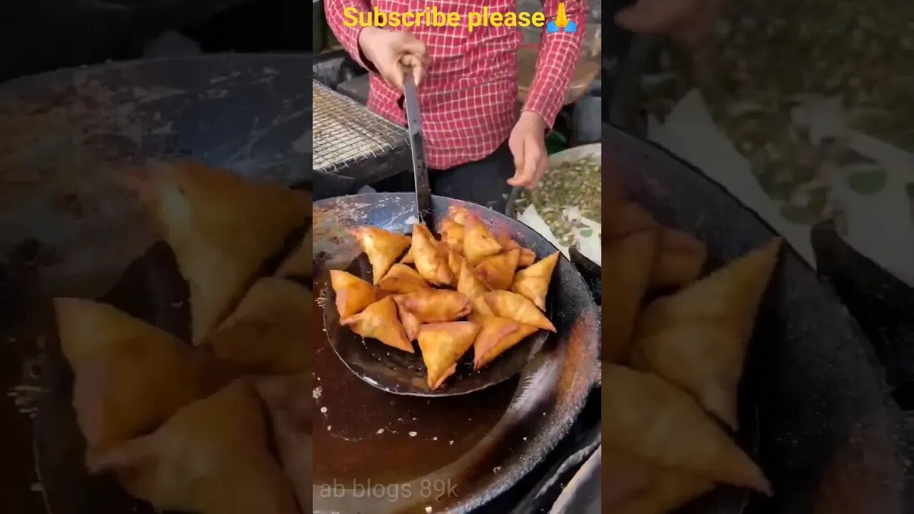 samosa देखो 😱#streetfood #viral #foodshorts #blogs #funny #youtubeshorts #shorts #samosa