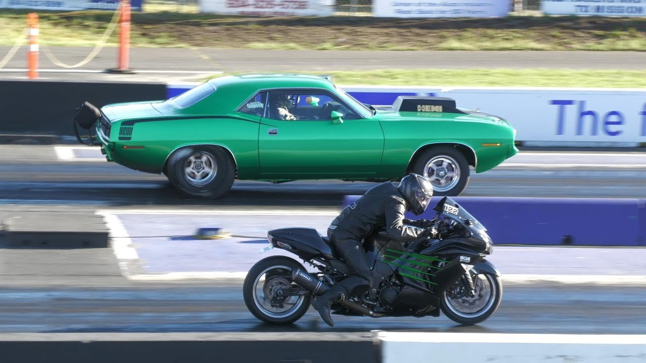 Kawasaki vs 1000 hp muscle car - drag racing