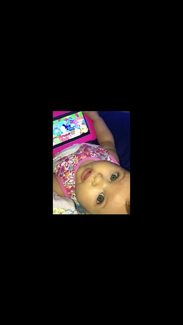 Linda bébé e o tablet - Beautiful baby and the tablet - सुंदर बच्चा और गोली - #shorts #linda #bebe
