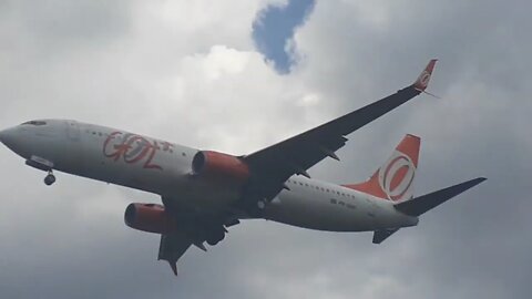 Boeing 737-800 PR-GUH vindo de Porto Velho antes de pousar na cabeceira do Aeroporto de Manaus