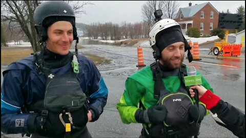 Crue printanière : kayakistes téméraires sur la rivière Calway