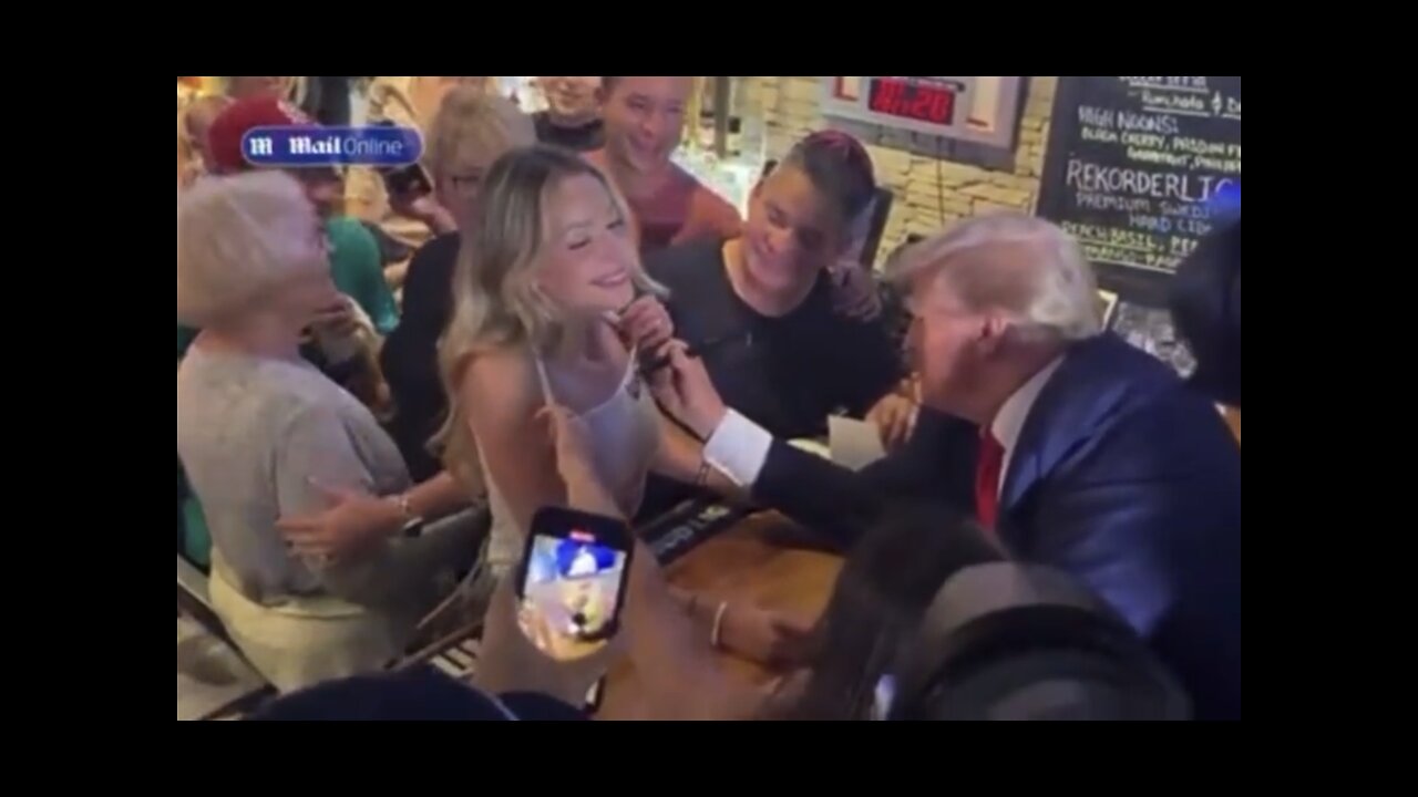 TRUMP🇺🇸❤️🥇⭐️SIGN AUTOGRAPHS FOR FANS IN BETTENDORF IOWA💙🇺🇸👚✍️⭐️