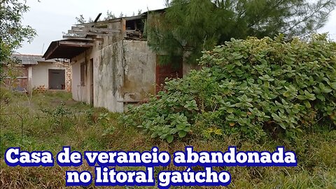 casa de veraneio abandonada próximo do mar no litoral gaúcho