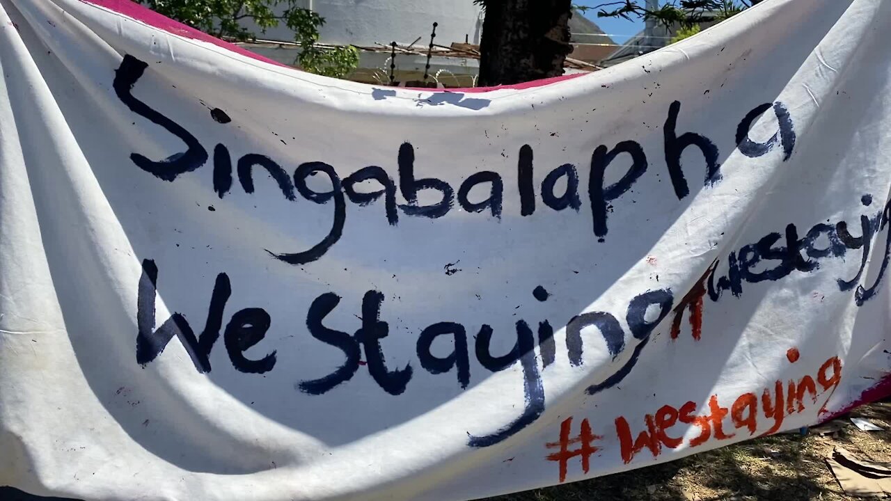 SOUTH AFRICA - Cape Town - Arcadia Place evicted persons camped on road(Video) (ULK)
